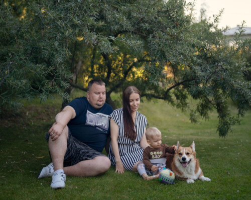 Meie pere. Vasakult: minu abikaasa Kristjan, mina, meie poeg Mattias Markkus ja meie koer Eric. Foto autor: Maris Sits.